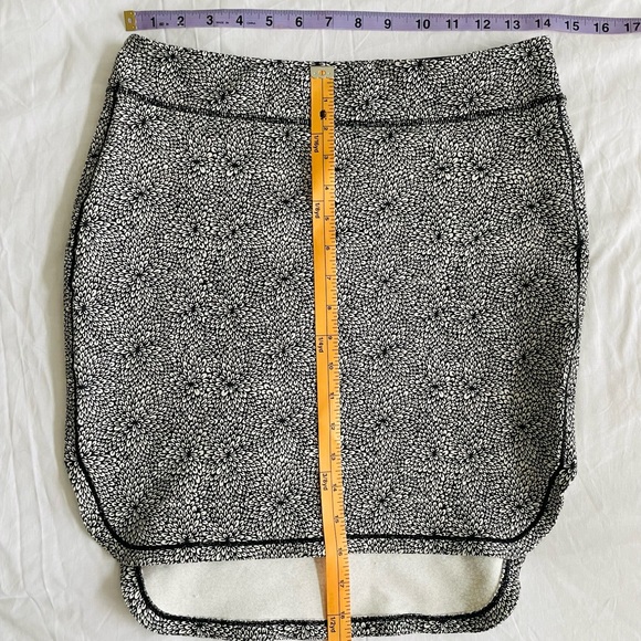LULULEMON City Skirt Floral Dahlia Pattern Tube Skirt (Black + White, Size: 4) - Picture 14 of 15